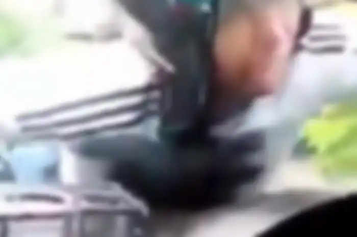 Seorang pemuda nekat naik ke kap mobil pacarnya berharap hubungan cintanya enggak kandas.