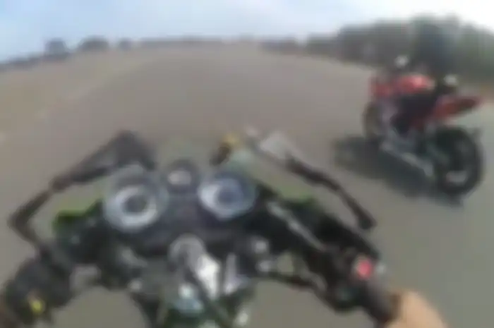 Video balap Ninja 150R lawan Honda CBR 250R.