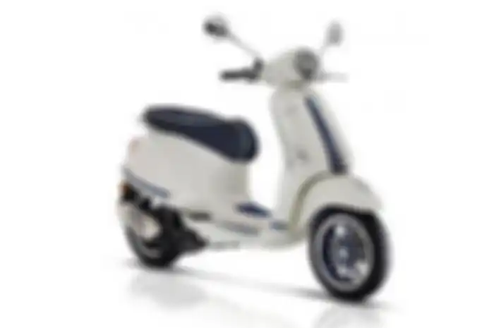 Vespa Primavera Yacht Club