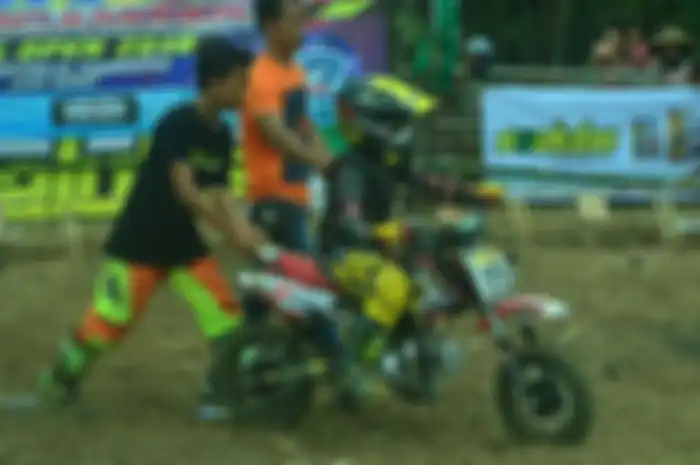 Bocah berusia 8 tahun ikutan event grasstrack di Tasikmalaya.