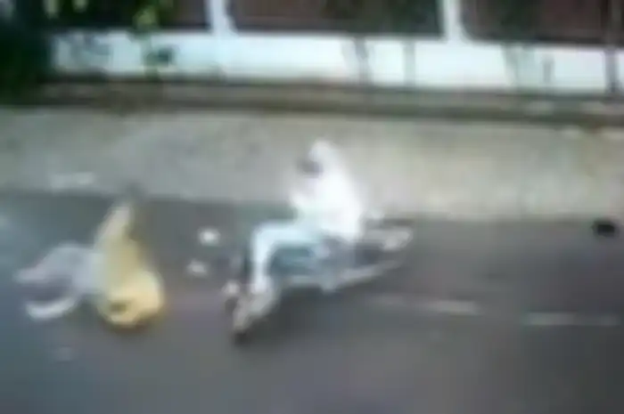 Seorang santri ditabrak keras pemotor, langsung berdiri tanpa cedera.