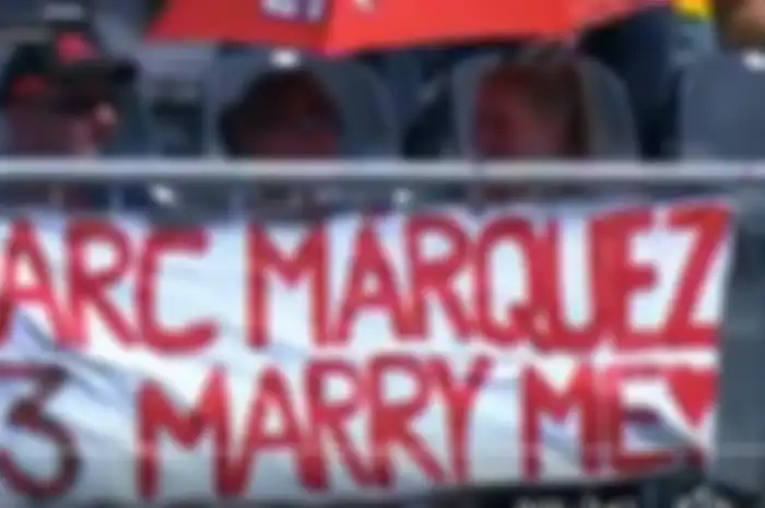 Poster ajakan nikah untuk Marc Marquez dari penonton saat FP2 MotoGP Aragon.