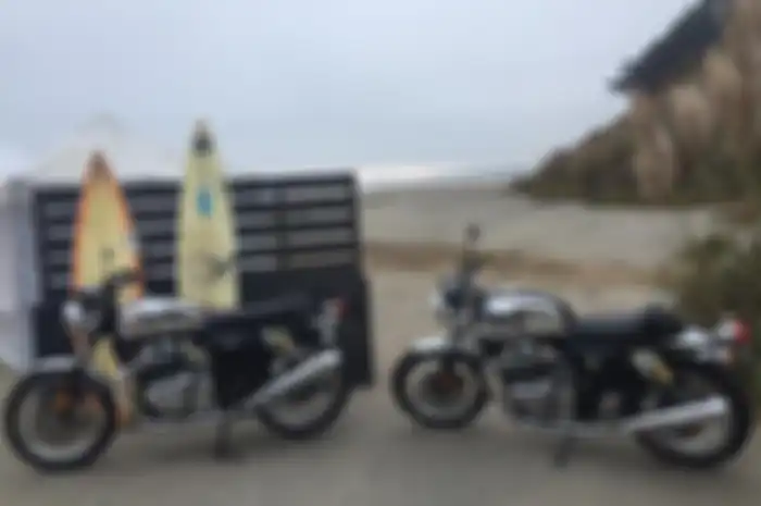 Dua varian terbaru Royal Enfield dengan tipe chrome dengan tangki yang kinclong.