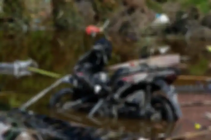 Motor rusak usai terkena tsunami di Kota Palu, Sulawesi Tengah.