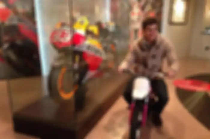 Marc Marquez dengan motor pertamanya Yamaha PW50 dan Honda RC213V