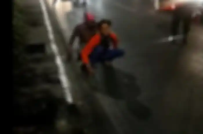 Joki balap liar ditangkap polisi dan dihukum jalan jongkok.