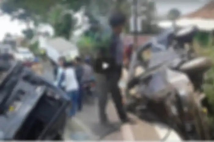 Kecelakaan di Cijamil Bandung, melibatkan banyak kendaraan yang hancur.