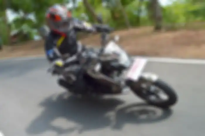 Ilustrasi touring naik Suzuki GSX-150 Bandit