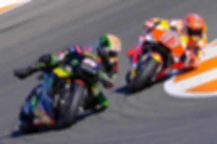 Senggolan Marc Marquez dengan Johann Zarco di MotoGP Australia 2017.