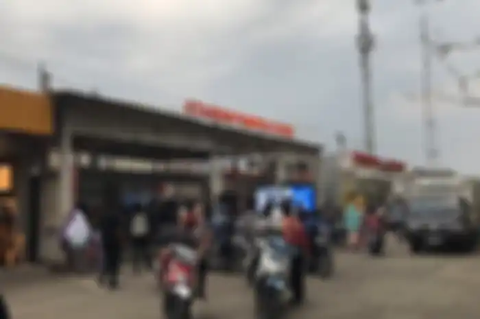 Tukang ojek pangkalan sering mangkal dan bikin macet di stasiun Pondok Ranji, Bintaro.