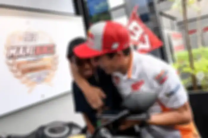 Rivaldy Elvans Krisna Sopbaba, bocah asal Kupang yang terlihat sedang bercanda dengan Marc Marquez