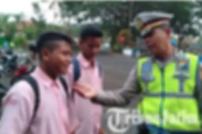 Dua pelajar diminta nyanyikan lagu Indonesia Raya usai terjaring razia di Malang.