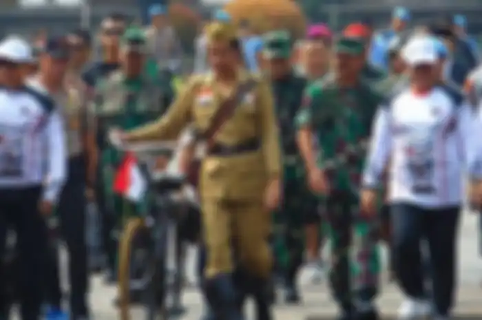 Presiden Jokowi naik sepeda ontel di perayaan Hari Pahlawan di Bandung, Jabar.