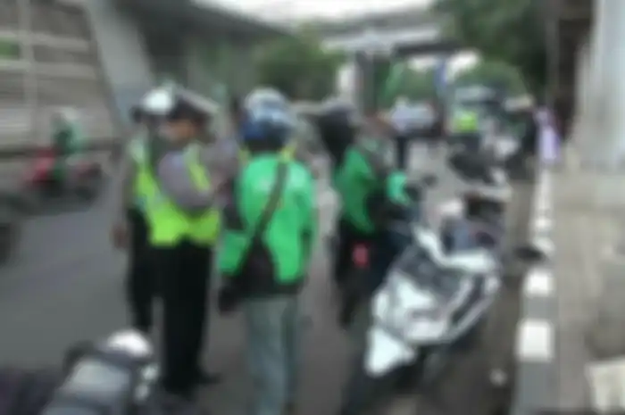 Sejumlah petugas Kepolisian saat melakukan razia ojek online di Stasiun Buaran, Senin (12/11).