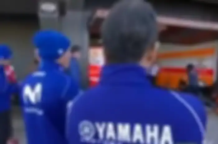 Kru Yamaha memantau motor Marc Marquez di paddock tim Honda.