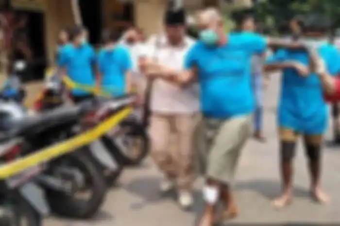 Aparat Polsek Kalideres membekuk empat anggota sindikat pencurian kendaraan bermotor di kawasan Kalideres, Jakarta Barat, yakni DM, AK, JP, dan LS.