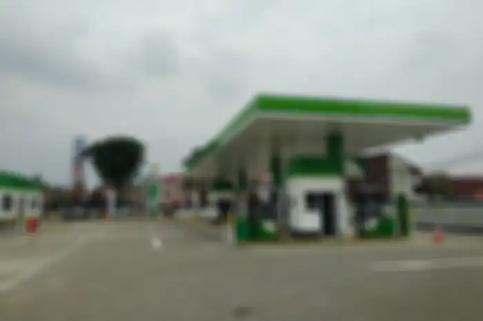 Foto ilustrasi SPBU BP AKR. Harga bensin lawan Pertalite dan Pertamax dari pom bensin tersebut turun sejak 13 Juli 2023.