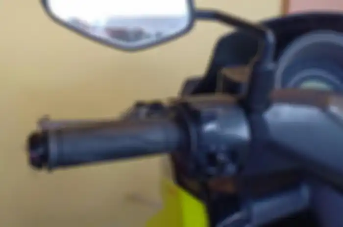 Ilustrasi kaca spion motor bawaan pabrik.