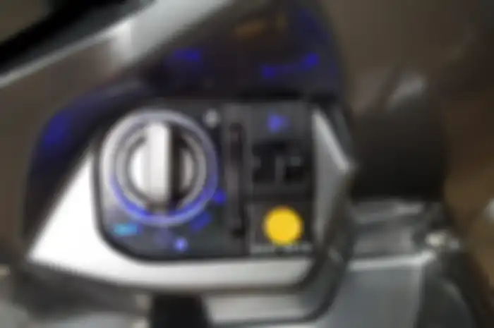 Switch headlamp leveling terpasang di dasbor motor