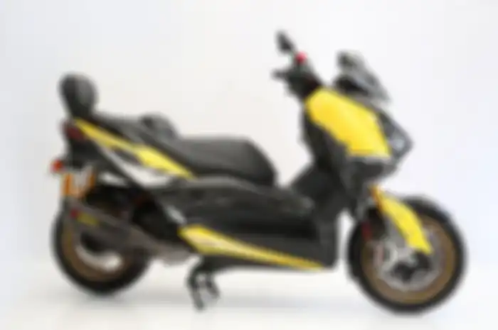 Yamaha XMAX 250 ini memakai livery spesial demi mengejar tampilan racing. Livery yang digunakan adalah 60th Anniversary Yamaha.