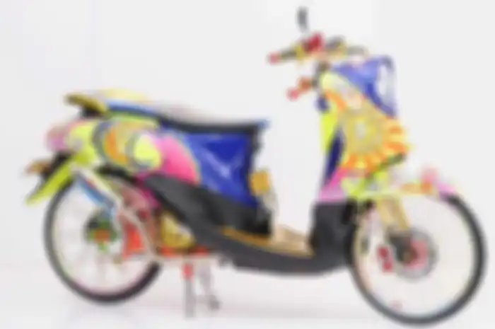 Ini salah satu bukti kalau kiprah Valentino Rossi di MotoGP belum habis. Puluhan juta penggemarnya, masih tetap mengeluk-elukkan racer kelahiran Ubrino, Italia 34 tahun lalu itu. Seperti pemilik Yamaha Mio Fino lansiran 2012 ini. Fans beratnya Vale!