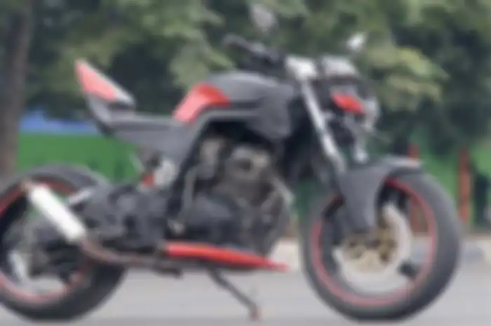 Bimo Subiakto adalah seorang daily rider serius. Maksudnya, pria yang gaul disapa Gono ini beda dari biker biasa. Dirinya kepincut memakai motor modifikasi yang nyaman dipakai harian. Bukan buat weekend aja ridingnya, tetapi benar dipakai sehari-hari