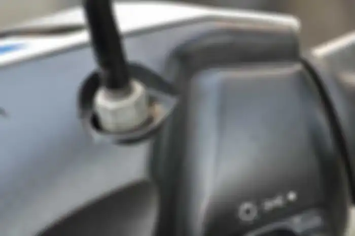 Desain spion tiap pabrikan motor ternyata punya ciri yang berbeda. Bukan hanya bentuk kaca dan rumahnya, tetapi yang pasti dudukan baut dan ulirnya juga tidak sama. Makanya perhatikan buat pemilik motor yang mau ganti atau beli spion produk variasi. 