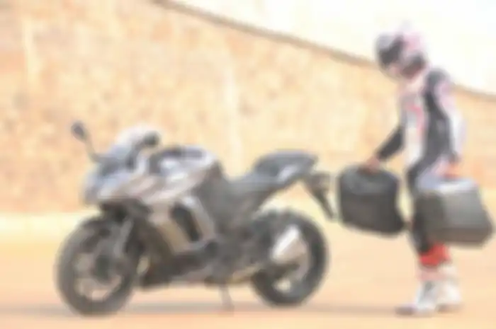 Masa sih nyaman buat aktivitas harian? Pastinya, harus dicoba! Itu kala melihat Kawasaki Ninja 1000 yang dilaunching PT Kawasaki Motor Indonesia (KMI) selaku produsen motor Kawasaki di Tanah Air. Soalnya, slogan motor yang punya basis mesin serupa de