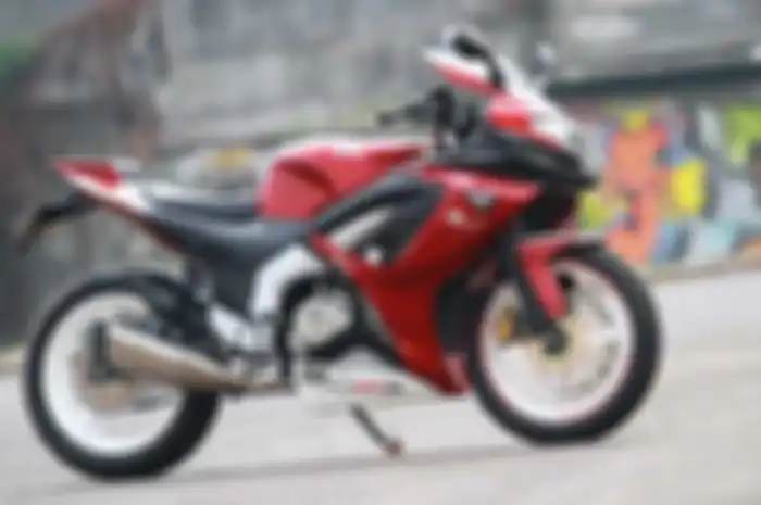 Dua motor jadi satu! Seperti inilah jadinya jika tampilan Suzuki GSX 600 dengan Aprillia RSV4 dijadikan satu. Serba lancip. Lewat konsep ini, Bajaj Pulsar 220 DTS-Imilik Sutikno berubah wujud. Tapi, semua sesuai dengan keinginan sang owner yang tingg