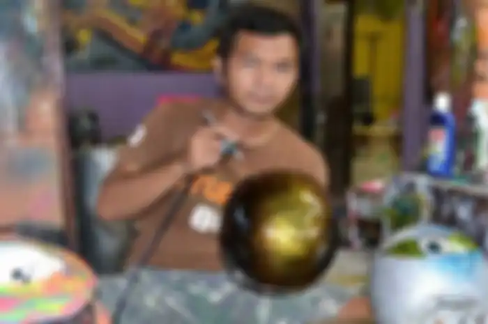 Bona Airbrush yang berada di Kuningan, Jabar, layak dijadikan rujukkan bagi pecinta modifikasi yang mengusung permainan cat semprot dari penbrush. Hasil kreatifitasnya pun, tidak kalah dengan olahan para seniman airbrush lainnya.