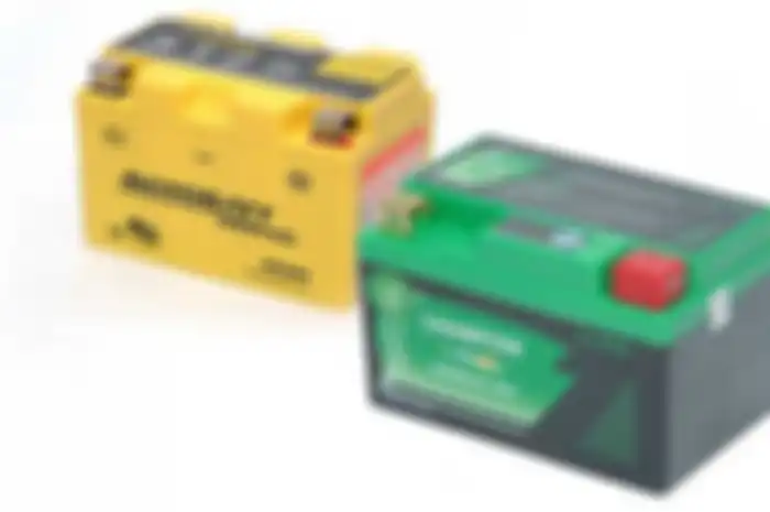 Aki aftermarket motor sport 250 cc kini mulai marak. Apalagi kini hampir semua motor sport 250 cc telah menggunakan sistem injeksi. Semuanya diatur oleh ECU (Electronic Control Unit), yang tentunya membutuhkan arus listrik memadai yang disimpan oleh 