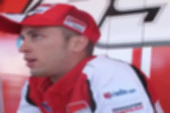 Andrea Dovizioso alias Dovi dipastikan tetap membalap untuk Ducati Team di MotoGP 2014. Posisi Dovi saat ini, nyaris seperti ketika masih diperkuat Loris Capirosi atau Capirex. Setelah Capirex cabut, tim identik kelir merah ini diisi pembalap luar It