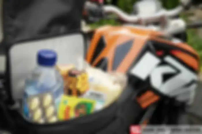 Perjalanan adventure sedikit berbeda dengan turing bermotor lainnya. Lokasi yang jadi daerah tujuan umumnya jauh dari ‘peradaban’. Fasilitas yang umumnya ditemui di turing normal seperti restoran atau rumah sakit, mungkin tidak bisa didapat saat kita