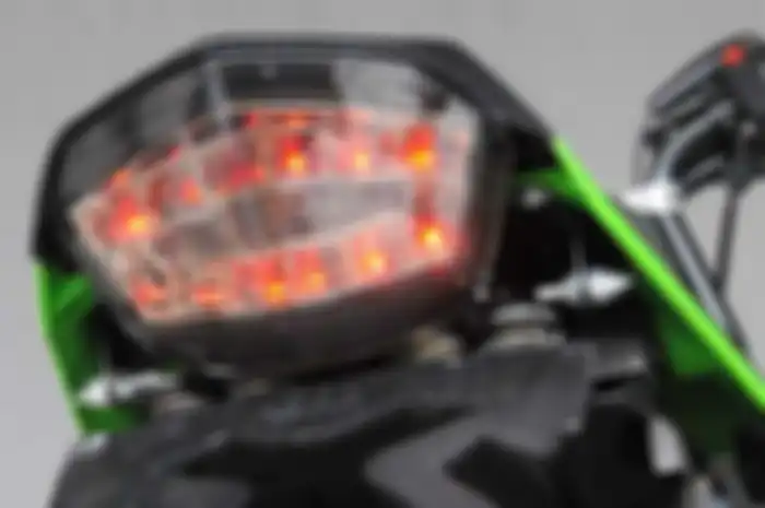 Melakukan modifikasi Kawasaki KSR 110, gampang-gampang susah. Selain part variasinya langka, juga mahal. Makanya, banyak modifikator akali part kepunyaan motor lain untuk percantik si mini moto berkapasitas 110 cc ini. Seperti, manfaatkan stoplamp Ka