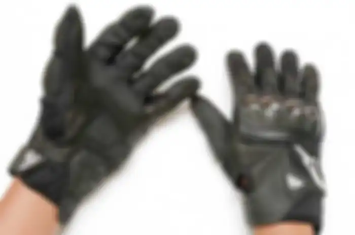 Sobat ingin tampil tampil trendy dan sporty kala riding, bisa aplikasi glove alias sarung tangan Alipnestars tipe SMX-2 Air Carbon ini.