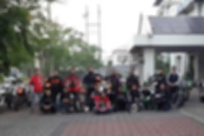 Mengawali tahun 2014, SMOG alias Supermotor Owner Group kembali melakukan turing. Kali ini wilayah Indonesia Timur coba dijelajahi para penunggang motor garuk tanah versi on road, tepatnya ke Pulau Komodo. Seperti kita tahu, Komodo Island merupakan c
