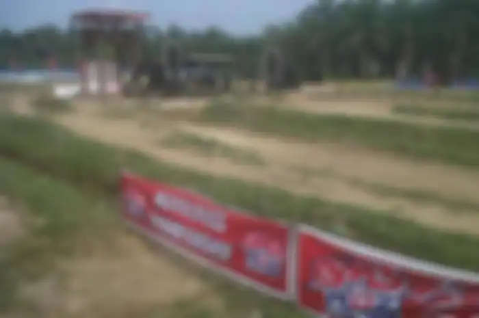 BMB RDZ Motocross Championship digelar di BMB RDZ MX Pasar III Air Joman, Asahan, Sumut, Sabtu-Minggu (15-16/2) ini. Peserta full dan pengujung membludak karena mau tahu aksi crosser yang Minggu ini. Apalagi Sirkuit dengan panjangnya 1,3 km itu memil