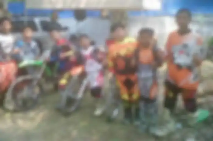 Ada yang menarik digelaran BMB RDZ Motocross Team Championship, Asahan, Sumatera Utara, Minggu (16/2) ini. Dari 250 starter untuk Motocross dan peserta Grasstracknya sekitar 200 starter, kelihatan juga peserta 65 cc dan 85 cc. Total ada 7 pembalap an