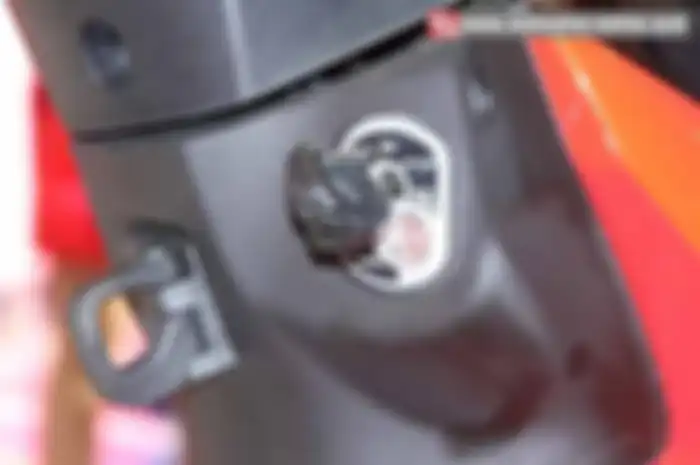 Honda New Supra X 125 FI yang diluncurkan akhir Februari  lalu, punya fitur baru yaitu gantungan barang yang posisinya ada di atas cover tengah. Peranti ini bukan cuma terikat di cover, tapi juga di rangka bagian atas tepatnya di rumah komstir. Sehin