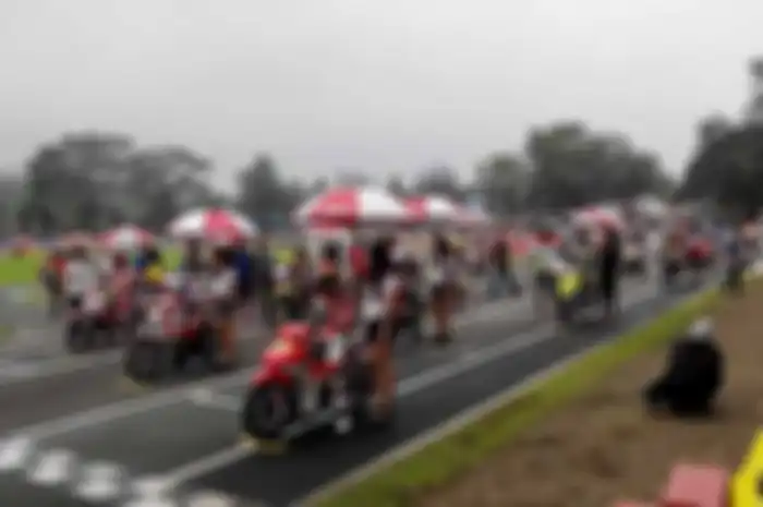 Kejurnas Motoprix region 2 yang berlangsung di sirkuit Karting, Sentul, Jawa Barat, Minggu (8-9/3), berjalan sengit. Meski cuaca mendung menyelimuti langit di sekitar sirkuit, tapi tidak menurunkan tensi para pembalap yang turun di masing-mading kela