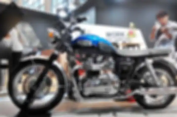 Penggemar berat David Beckham, pasti tahu kalau pesepakbola asal Inggris ini doyan riding bersama rekannya. Salah satu motor yang jadi andalan, Triumph Bonneville T100 yang dimodifikasi bergaya scrambler. Cocok nih, orang Inggris dengan motor asal In