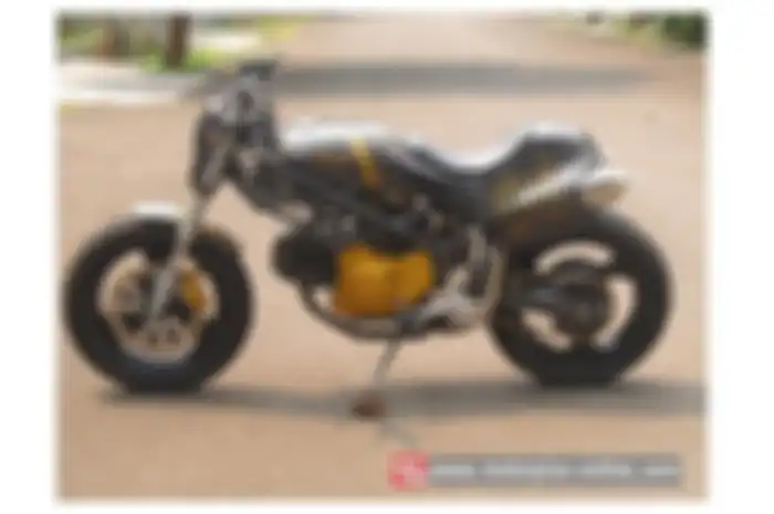 Dari desainnya, Ducati ini merupakan kombinasi tiga model yang kini lagi naik daun, yaitu café racer, flat track, dan scrambler. Pemiliknya, Bima, punya bayangan yang out of the box alias antimainstrem, yang nggak hanya mengadopsi satu gaya motor. Ma