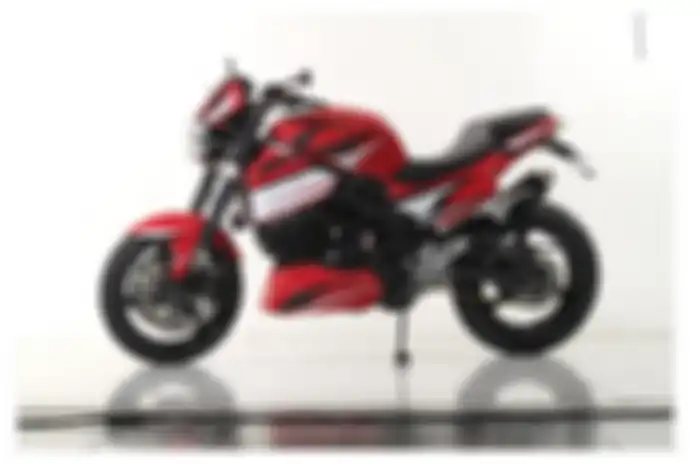 Ubahan kaki kaki menjadi fokus yang diharapkan sang pemilik, selain mencopot fairing bodinya. “Katanya untuk menyesuaikan dengan usianya,” buka  Ariawan, juragan Baru Motor Sport (BMS) di Jl. Palmerah, Jakarta Barat.