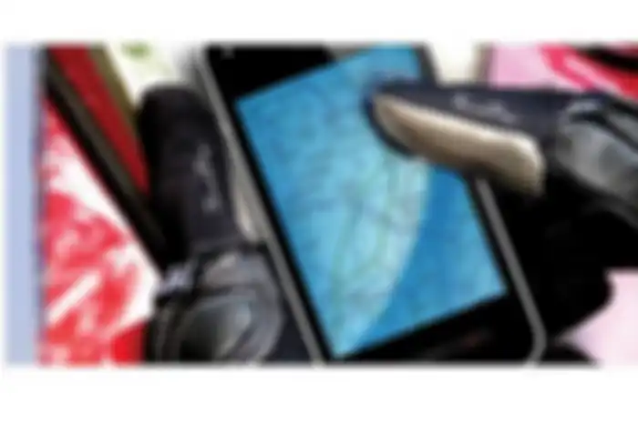 Bikers yang sadar dengan penggunaan sarung tangan wajib memilih gadget, terutama smartphone, yang menyediakan fitur glove mode. Tanpa menu ini, repot banget untuk bikers yang memang selalu bawa telepon pintar ke mana-mana.