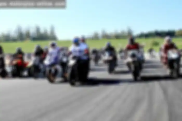 Hampir 4.000 bikers di Republik Ceko berkumpul untuk memperingati tiga tahun meninggalnya Marco Simoncelli. Event ini sendiri merupakan event tahunan yang rutin digelar di sirkuit Brno, Ceko. Tahun lalu saja, acara ini berhasil mengumpulkan lebih dar