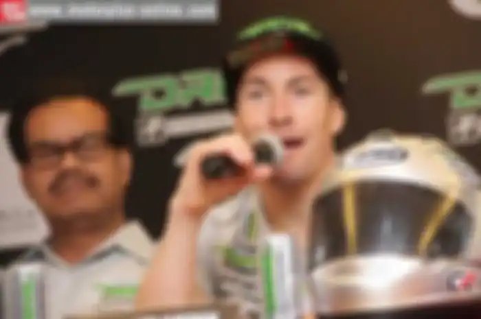 Juara dunia MotoGP tahun 2006 Nicky Hayden, mengaku terkejut dengan perilaku bikers di Indonesia yang gemar mengebut tanpa mengenakan helm. Pernyataan ini keluar langsung dari mulutnya saat datang ke Jakarta, Selasa lalu (21/10). Hayden memberikan sa