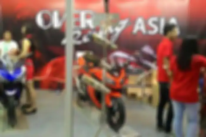 Pengguna Yamaha YZF-R25 dan Kawasaki New Ninja 250 yang ingin membuat penampilan motornya lebih ciamik, bisa datang ke Indonesia Motorcycle Show (IMOS) 2014. Banyak aksesoris untuk motor sport ditawarkan di sini. Salah satunya, di booth milik Over Ra