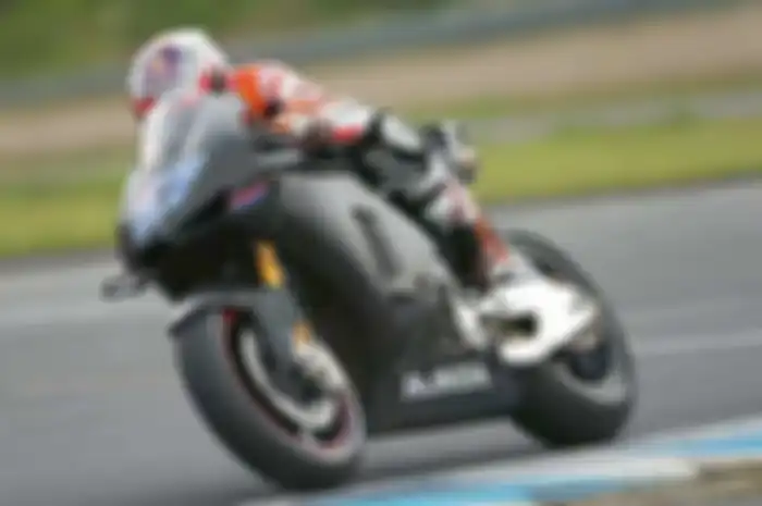 Casey Stoner kembali turun ke lintasan balap menggunakan motor MotoGP. Bukan berkompetisi, tapi Stoner melakukan tes Honda RC213V versi 2015 di sirkuit Twin Ring Motegi, Jepang. Tes ini dilangsungkan selama dua hari. Menggunakan motor hasil pengemban