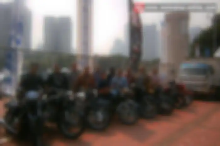 Hari ini (9/11) sebelum kawasan Burtor 2014, Senayan dibuka rombongan Komunitas Sendok Garpu siap meramaikan Burtor. Puluhan motor berbeda merek dan tahun sudah masuk ke kawasan Burtor.