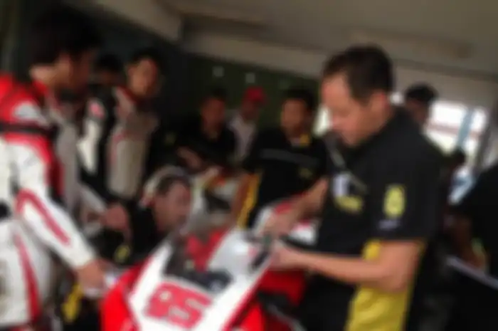Puluhan pemilik moge memadati sirkuit Sentul International (20/11). Tak sekedar latihan, tetapi para pehobi balap ini juga serius menerima edukasi dari Ohlins di acara yang bertajuk Ohlins Track Day 2014.